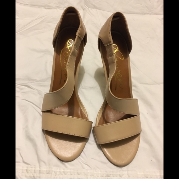 Rowen Shoes - Rowen size 7.5 nude strapping heel in EEUC!